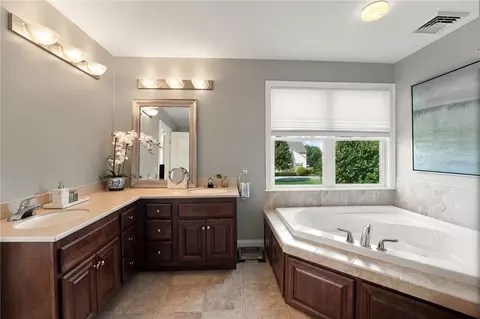 Bath - 222 Post Rd #3A, Westerly, RI 02891 photo 3 of 6