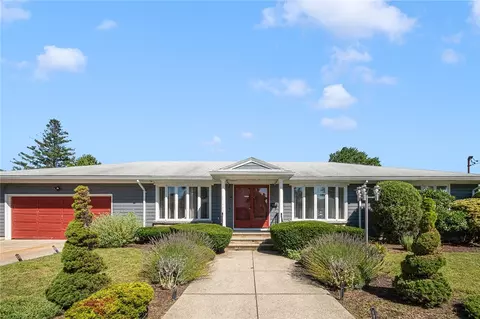 30 Wardlaw Ct, Providence, RI 02908