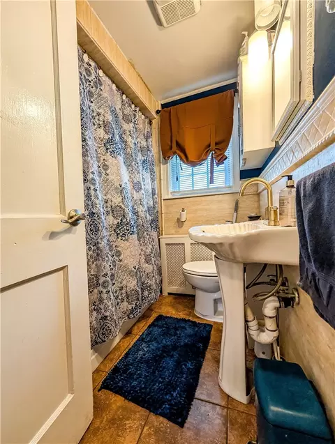 Bath - 115 Davis Ave, Cranston, RI 02910 photo 3 of 4