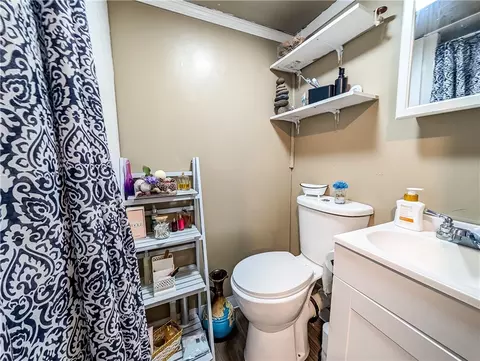 Bath - 115 Davis Ave, Cranston, RI 02910 photo 4 of 4