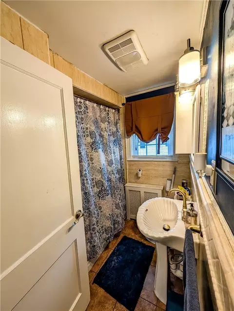 Bath - 115 Davis Ave, Cranston, RI 02910 photo 2 of 4