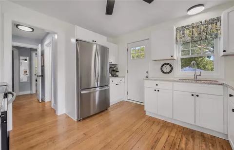 Entry Way - 346 Post Rd, Westerly, RI 02891 photo 2 of 5