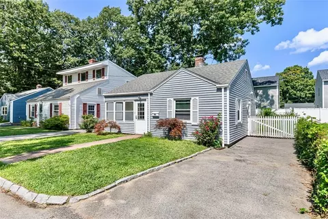 93 Pine Crest Dr, Johnston, RI 02919