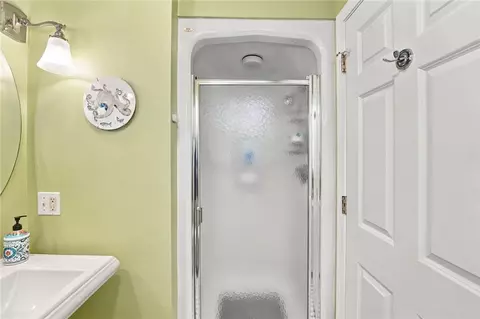 Bath - 10 Jay Ct, Cranston, RI 02921 photo 2 of 4
