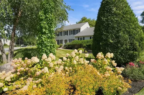 Exterior - 10 Jay Ct, Cranston, RI 02921 photo 2 of 10