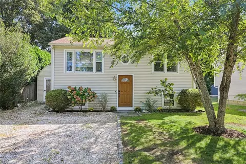 38 Lakeview Dr, Narragansett, RI 02882
