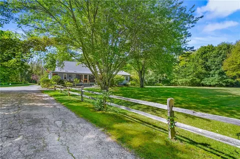 1257 Chopmist Hill Rd, Scituate, RI 02857