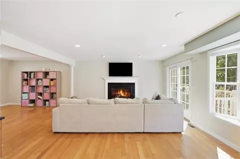 Living - 2 Nutmeg Cir, Coventry, RI 02816 photo 3 of 4