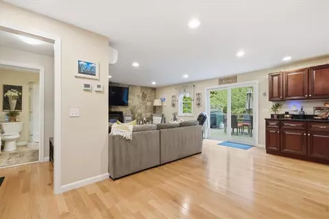 Entry Way - 653 Ten Rod Rd, Exeter, RI 02822 photo 3 of 10