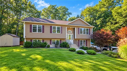 35 Doe Crossing Dr, Pascoag, RI 02859