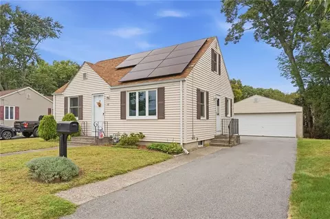 22 Larchmere Dr, Rumford, RI 02916