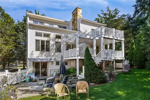80 Westwind Dr, Jamestown, RI 02835