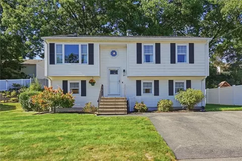 21 Lawnacre Dr, North Providence, RI 02911