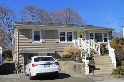 8 Vincenzo Dr, West Warwick, RI 02893