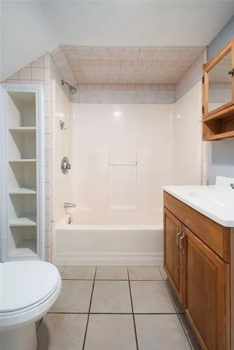 Bath - 15 Forrest St, Warwick, RI 02889 photo 3 of 3