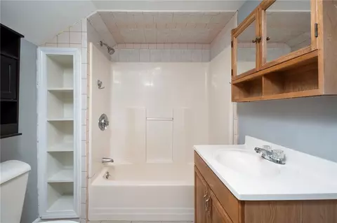 Bath - 15 Forrest St, Warwick, RI 02889 photo 2 of 3