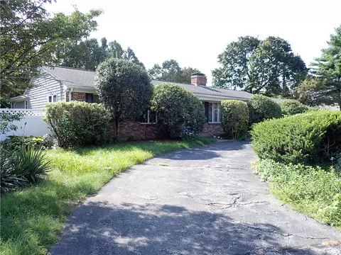 80 Hollyhock Dr, Cranston, RI 02920