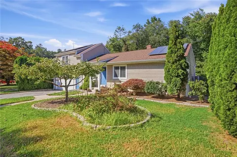 20 Moswansicut Dr, Johnston, RI 02919