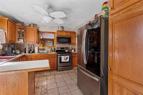 Kitchen - 11 Yale Ave, Warwick, RI 02888 photo 4 of 7