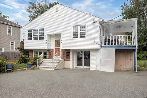 9 Burdick Ave, Newport, RI 02840