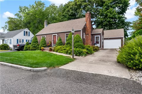 11 Pine Crest Dr, Riverside, RI 02915
