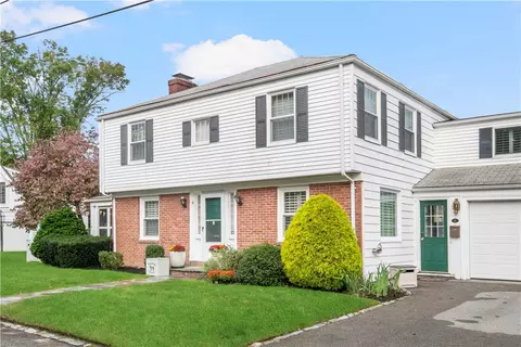 15 Elmsgate Way, Rumford, RI 02916