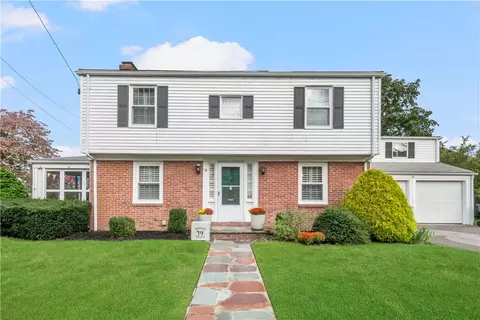 15 Elmsgate Way, Rumford, RI 02916