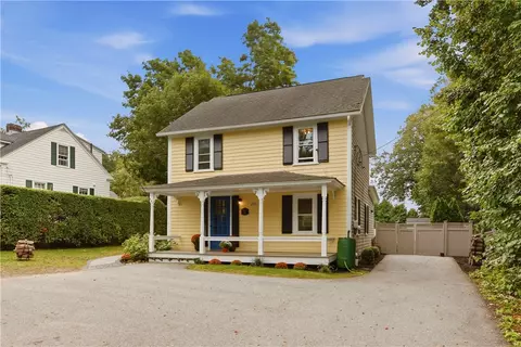275 Green End Ave, Middletown, RI 02842
