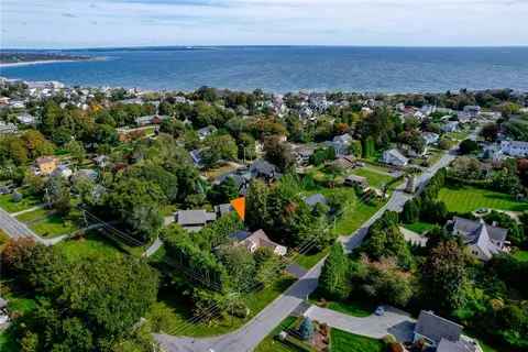 67 Earles Ct, Narragansett, RI 02882