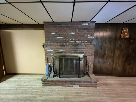 Living - 86 Marshall Cir, Coventry, RI 02816 photo 3 of 4