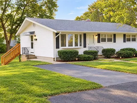 15 Spruce St, Manville, RI 02838