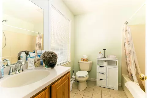 Bath - 24 Hickory Ln, Westerly, RI 02891 photo 4 of 5
