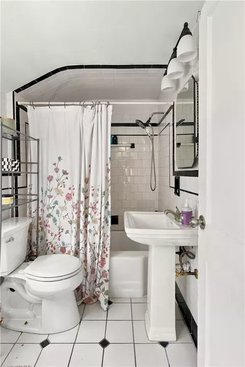 Bath - 60 Parkway Dr, Warwick, RI 02886 photo 1 of 1