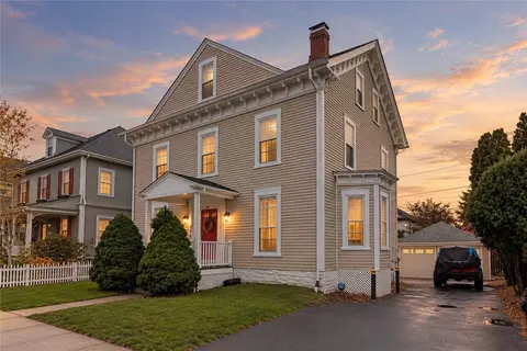 5 Elliot Pl, Newport, RI 02840