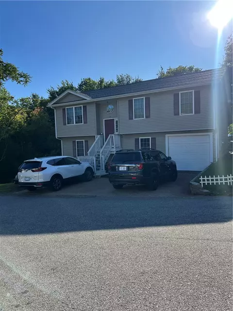 26 Ophelia St, Providence, RI 02909