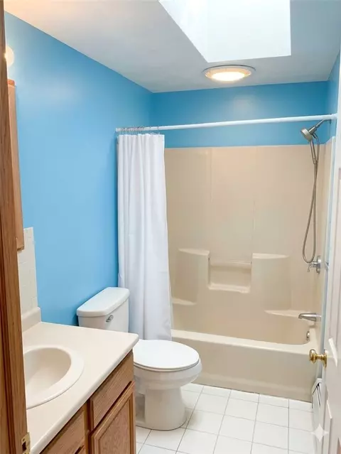 Bath - 200 Bend St, Warwick, RI 02889 photo 1 of 4