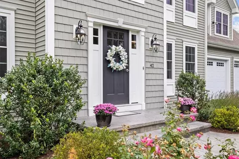 Exterior - 42 E Lantern Rd, Lincoln, RI 02865 photo 2 of 5