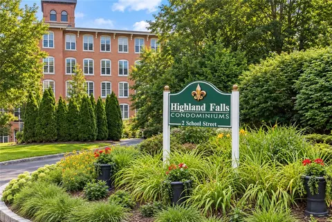 2 School St #125, Lincoln, RI 02865