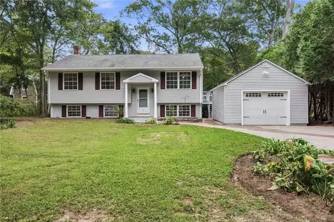 7 Cedar Knoll Dr, Ashaway, RI 02804