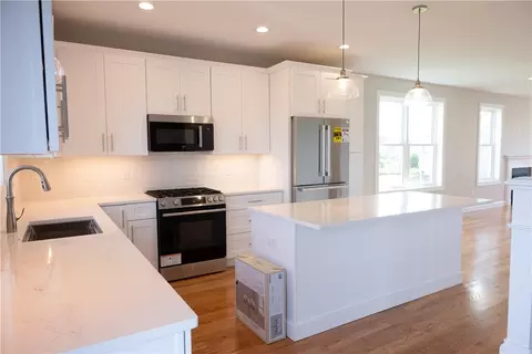 25 Bunker Hill Xing, Portsmouth, RI 02871