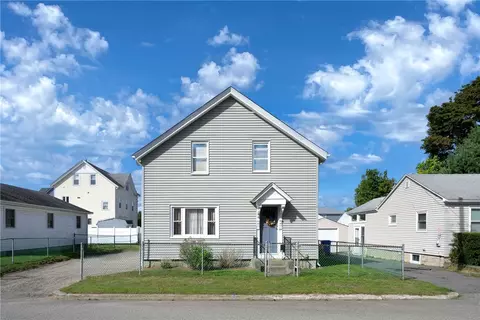 28 Gardner St, Pawtucket, RI 02861