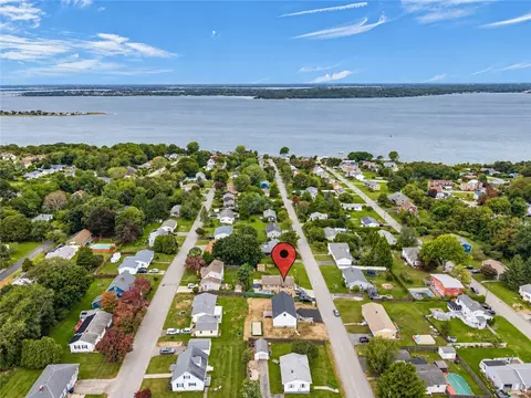 121 Robert Gray Ave, Tiverton, RI 02878