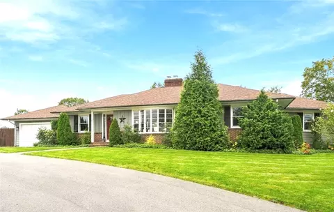21 Lawnacre Dr, Cranston, RI 02920