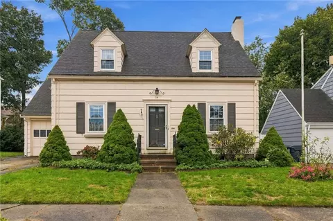 14 Englewood Ln, Warwick, RI 02888