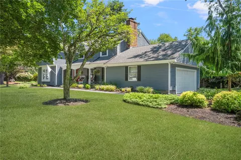 1 Pierce Ct, Barrington, RI 02806