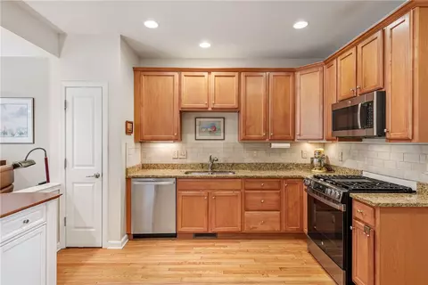 Kitchen - 121 Hampton Way, South Kingstown, RI 02879 photo 2 of 4