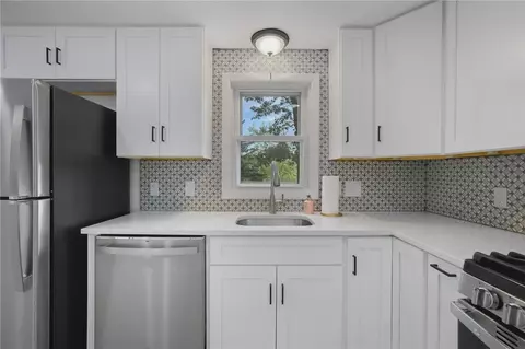 Kitchen - 66 Palace Ave, Warwick, RI 02886 photo 5 of 6
