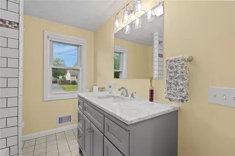 Bath - 66 Palace Ave, Warwick, RI 02886 photo 1 of 4