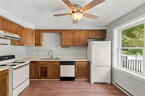 Kitchen - 200 Post Rd #618, Warwick, RI 02888 photo 2 of 3