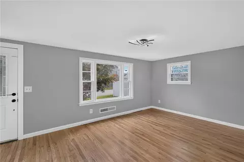 Living - 59 Graybar Rd, Warwick, RI 02888 photo 3 of 4